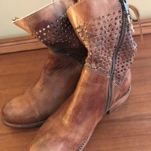 Beautiful all leather brown Bed Stu Short boots